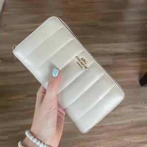 Puffy Coach Wallet - Ivory